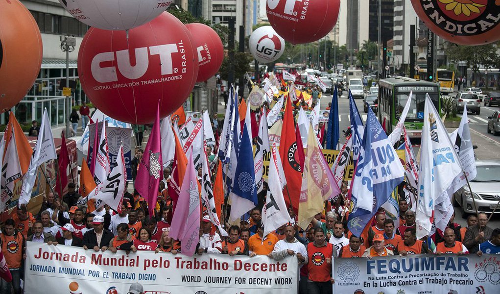 Em manifesto que será lançado nesta terça-feira, 26, presidentes das seis maiores centrais sindicais do País - CUT, UGT, CTB, Força Sindical, CSB, NCST, fazem duras críticas à política do governo interino de Michel Temer para a retomada do crescimento econômico e a geração de empregos; "Apesar da importância do emprego para a sociedade, o governo não tem atuado para a solução desse grave problema. Ao contrário (...) tem proposto medidas que aprofundam cada vez mais o drama dos trabalhadores", diz o documento, que também faz duras críticas à reforma da Previdência