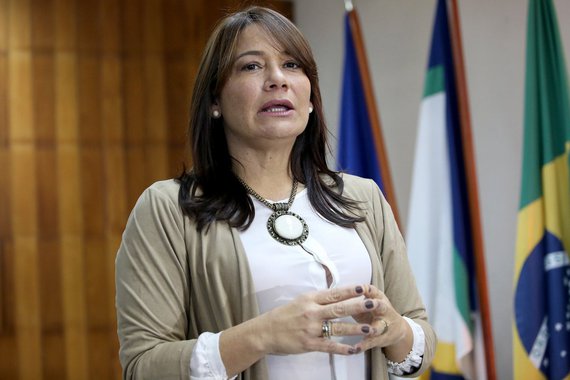 O esquema de segurança durante a votação da fase de pronúncia do impeachment da presidente eleita Dilma Rousseff, nesta terça-feira (9), no Senado, será diferente das vezes anteriores: não terá o corredor de alambrado nem bloqueios de trânsito; “Identificamos 34 vias de acesso da Câmara dos Deputados para o Senado Federal. Como só deputados federais em exercício podem ir para a sessão no Senado, o objetivo é impedir tanto a invasão de manifestantes quanto o trânsito de funcionários da Câmara para o Senado”, explicou a secretária da Segurança Pública e da Paz Social, Márcia de Alencar Araújo; ao todo, 880 agentes da segurança pública do Distrito Federal ficarão exclusivamente responsáveis por garantir a ordem no Congresso e nos arredores a partir das 6 horas