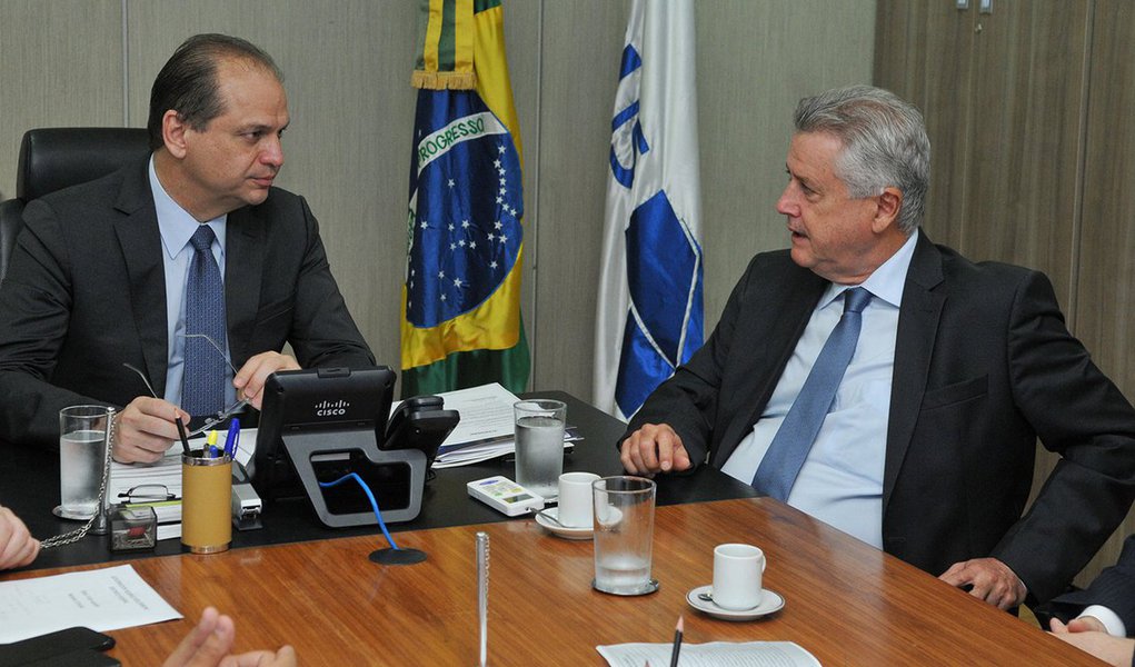 A resolução de pendências para a construção do Hospital Oncológico de Brasília foi tema de encontro entre o governador de Brasília, Rodrigo Rollemberg, e o ministro da Saúde, Ricardo Barros; o valor da obra é de R$ 166,3 milhões; desses, R$ 122 milhões virão de emenda parlamentar federal, e R$ 44.380 milhões, de contrapartida do Executivo local