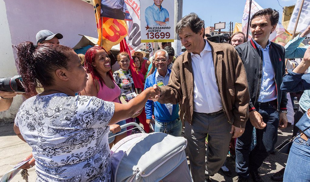 "Os dados do tracking, considerado termômetro mais eficiente para apurar as mudanças de humor do eleitorado, mostram que a eleição paulistana segue apertadíssima, mas Fernando Haddad mantém um viés de alta, com chances reais de garantir a segunda vaga no segundo turno contra João Dória, cristalizado como candidato da coalizão golpista", escreve Paulo Moreira Leite; para ele, "Haddad está longe ser um concorrente a mais no mercado de votos. Expressa uma opção política real perante um conjunto de políticos tão diferentes e tão iguais: alinhados ao golpe e comprometidos com o ataque aos direitos e conquistas históricas dos trabalhadores e da população superexplorada"