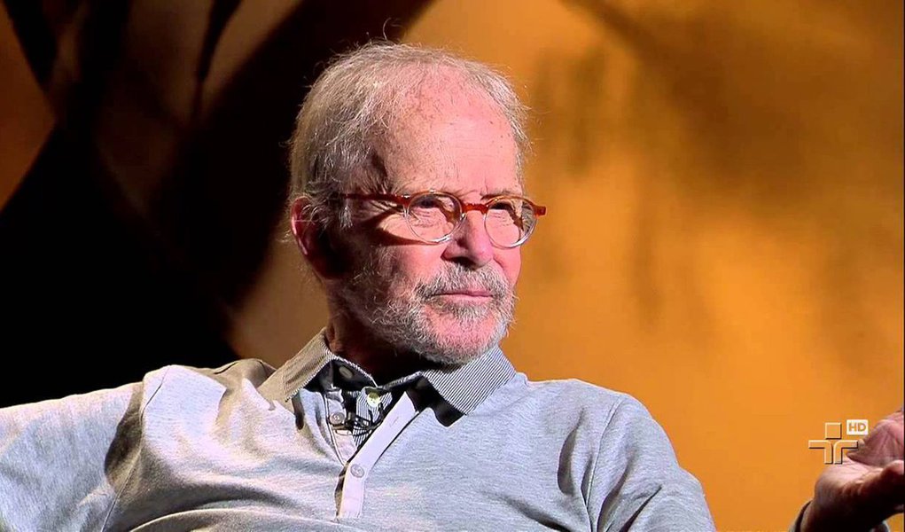 Apresentador e jornalista Luis Felipe Goulart de Andrade (83) morreu na madrugada desta terça-feira (23) em decorrência de problemas cardiorrespiratórios no Hospital Sancta Maggiore, em São Paulo; Goulart de Andrade trabalhou como jornalista, radialista, ator, diretor, publicitário, diretor de cinema e TV e empresário do setor de comunicação; seu trabalho de maior repercussão na televisão foi o programa "Comando da Madrugada", exibido pela Rede Globo e que posteriormente foi exibido em outras emissoras