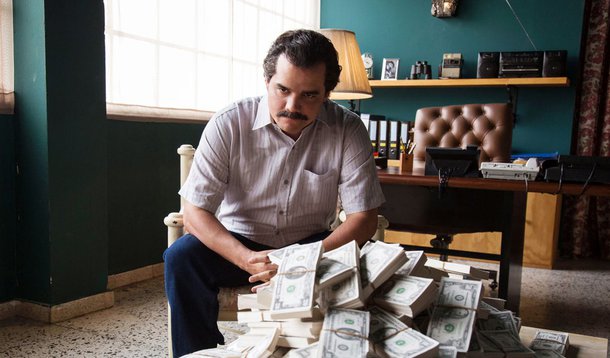 Na semana passada, após assistir a todos os episódios, o escritor e arquiteto Sebastian Marroquin – que nasceu com nome de Juan Pablo Escobar –listou em sua página no Facebook 28 erros que encontrou na segunda temporada da produção da Netflix; ele alegou que o fez "em nome do meu país e em honra à real verdade dos incidentes que aconteceram entre os anos 80 e 90" porque a série pode "insultar" muitas vítimas e famílias