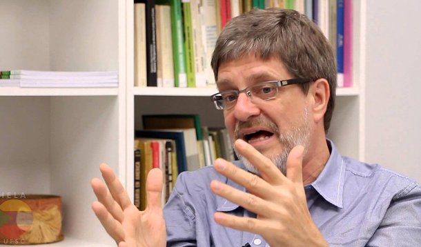 Reitor da Universidade Federal do Rio de Janeiro, Roberto Lehrer, mostra didaticamente como a PEC 241 vai ter o efeito de uma bomba de nêutrons na educação pública brasileira; "Como o Estado deixaria de financiar as universidades públicas, teríamos um peso crescente do custeio feito pelos próprios estudantes. O que é uma aberração em termos dos princípios constitucionais e republicanos", diz; assista ao vídeo do Conexão UFRJ