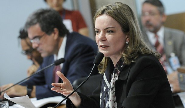 Senadora Gleisi Hoffmann (PT/PR) voltou a criticar a prisão de seu marido, Paulo Bernardo, no dia em que o STF atendeu pedido da defesa e liberou o ex-ministro; segundo Gleisi, "não tinha base legal nenhuma para essa prisão"; "Quem leu a decisão via de pronto a fragilidade. Nunca nos recusamos a responder nada. Não podemos admitir que a Justiça não seja seguida e a Constituição não seja respeitada. Quero lamentar comentários que foram feitos aqui sobre isso. Infelizmente, julga-se primeiro antes de ter informação”, criticou, no Senado; segundo ela, decisão de Toffoli foi "fundamental"