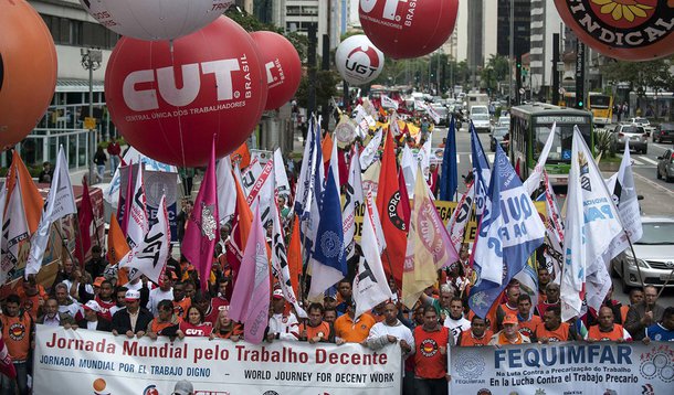 Em manifesto que será lançado nesta terça-feira, 26, presidentes das seis maiores centrais sindicais do País - CUT, UGT, CTB, Força Sindical, CSB, NCST, fazem duras críticas à política do governo interino de Michel Temer para a retomada do crescimento econômico e a geração de empregos; "Apesar da importância do emprego para a sociedade, o governo não tem atuado para a solução desse grave problema. Ao contrário (...) tem proposto medidas que aprofundam cada vez mais o drama dos trabalhadores", diz o documento, que também faz duras críticas à reforma da Previdência