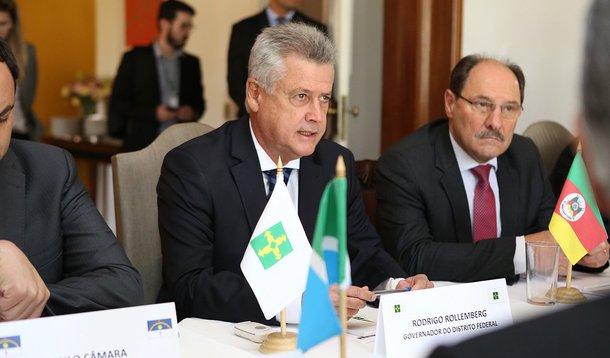 O ministro da Fazenda, Henrique Meirelles, e governadores fecharam acordo nesta segunda-feira sobre a renegociação da dívida dos Estados com a União, por meio do qual não terão de desembolsar nenhuma parcela por seis meses; "Teremos uma carência no pagamento da dívida de seis meses. A carência total. Depois, nós teremos a partir de janeiro uma redução proporcional em 18 meses", explicou o governador do Distrito Federal, Rodrigo Rollemberg (PSB), a jornalistas, após reunião entre governadores e o ministro da Fazenda, Henrique Meirelles