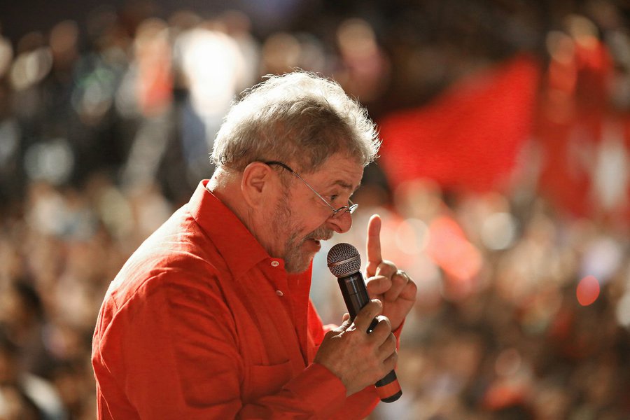 "O homem mais poderoso do país não é o mais rico. Senão, seria Jorge Paulo Lemann. Não é o dono da maior rede de TV. Senão, seria João Roberto Marinho. Não é o que está sentado na cadeira de presidente da República. Senão, seria Michel Temer. Não é o mais temido. Senão, seria Sérgio Moro. Não é o mais esperto. Senão, seria Eduardo Cunha", diz o colunista Alex Solnik; "O homem mais poderoso do país é aquele que não precisa de um cargo para ser poderoso. É aquele que tem poder mesmo quando não está no poder. É aquele que todos querem derrubar, mas não conseguem", afirma; seu nome: Luiz Inácio Lula da Silva