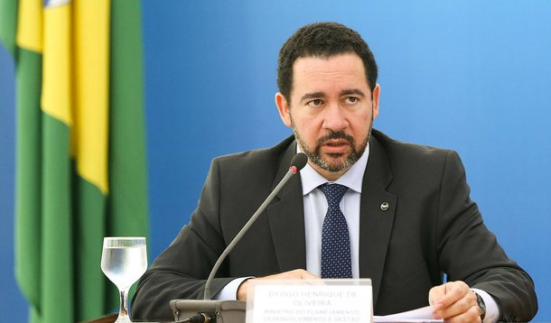 TCU vai decidir o futuro do ministro do Planejamento, Dyogo de Oliveira; segundo Ilimar Franco, o procurador Júlio Marcelo está para enviar ao tribunal a lista dos responsáveis pelo uso de recursos do BNDES para executar o PSI (Programa de Investimento); o relator, ministro José Múcio, terá que decidir se Dyogo é corresponsável pela prática de “pedaladas”, que custaram o afastamento da presidente Dilma Rousseff