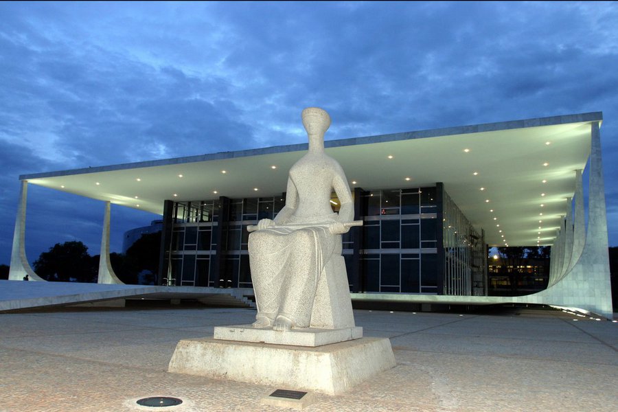 A gritaria do ministro Gilmar Mendes contra procuradores e integrantes da força-tarefa da Lava Jato pode não estar relacionada apenas à tentativa de constranger seu colega Dias Toffoli; "O governo de Michel Temer acompanha com lupa a crise entre o Ministério Público Federal e o STF (Supremo Tribunal Federal). E tem informações de que procuradores tentaram investigar, além do ministro Dias Toffoli, também assessores e familiares de outros dois magistrados da corte. O STF trabalha com a mesma informação", informa Mônica Bergamo