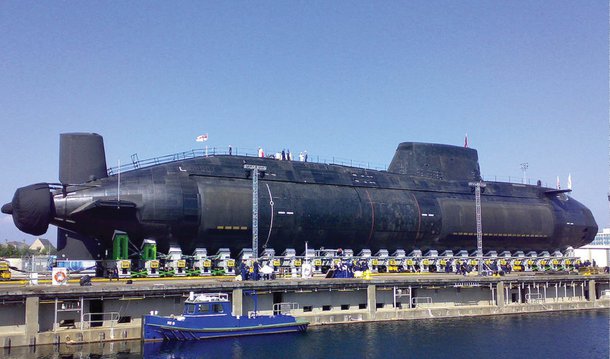 Procuradoria da República no Distrito Federal investiga a suspeita de desvio de dinheiro público do Programa de Desenvolvimento de Submarinos (Prosub), pelo qual estão sendo construídos cinco submarinos da Marinha do Brasil; acordo de parceria assinado entre a França e o Brasil em 2009 previa exigência de transferência de tecnologia francesa como forma de legar ao Brasil a capacidade de projetar, construir, operar e manter seus próprios submarinos com propulsão nuclear