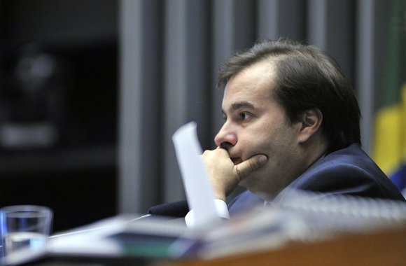 Presidente da Câmara, eleito para terminar o mandato de Eduardo Cunha (PMDB-RJ), que teve o mandato cassado, Rodrigo Maia (DEM-RJ) não pode disputar a reeleição, mas procura uma brecha jurídica para poder viabilizar sua candidatura; os aliados afirmam que o deputado pretende usar como parâmetro o caso de Garibaldi Alves, que também assumiu um mandato-tampão na presidência do Senado no lugar de Renan Calheiros