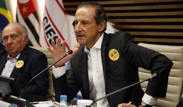 Pesquisa realizada pela Ipsos Public Affairs, encomendada pela Fiesp e Ciesp, aponta que 84% dos entrevistados não acredita que a proposta de criar um novo imposto, como deseja o governo do vice-presidente em exercício Michel Temer, seria realizada de forma temporária. No total, 88% das 1,2 mil pessoas ouvidas pelo estudo acredita que o corte de gastos é a melhor solução para equilibrar as contas públicas; "É claro que ninguém acredita em imposto temporário", afirmou o presidente da Fispe do Ciesp, Paulo Skaf; "Imposto vem e fica. A prova disso é que a carga tributária é cada vez mais alta. A arrecadação já está em quase R$ 2 trilhões por ano. Imposto é castigo e não solução", completou.