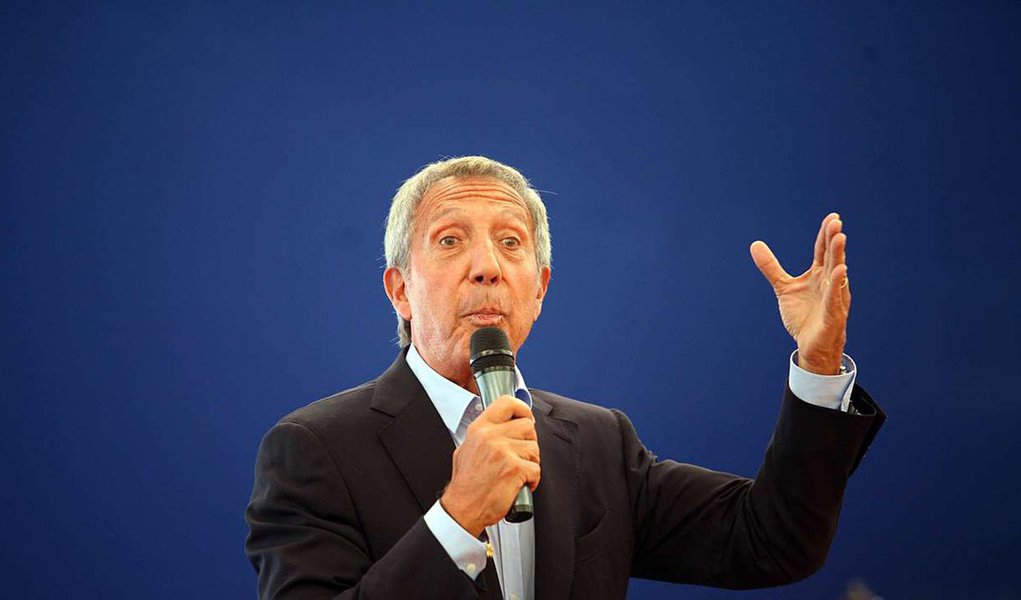 Para o empresário Abilio Diniz, que preside o conselho de administração da BRF, o mercado consumidor brasileiro já atingiu seu "fundo do poço" e os sinais de retomada estão aparecendo; segundo ele, o desempenho das vendas para o Dia dos Namorados já demonstra maior confiança; "Acredito no mercado interno crescente no terceiro trimestre. Nada de espetacular, mas já dando sinais de crescimento"; afirma ainda que os fundos de investimentos estrangeiros têm interesse de investir no Brasil e “só estão esperando regras e sinais claros de estabilização política"