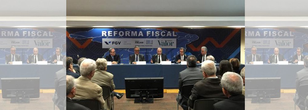 O ministro da Fazenda, Henrique Meirelles, disse nesta segunda-feira, 25, que a equipe econômica vai analisar o crescimento das receitas públicas, previsto para ocorrer neste ano e em 2017, e o possível ingresso de recursos com privatizações, concessões e outorgas; "Vamos fazer a previsão e se necessário, sim, faremos aumentos pontuais, mas apenas se necessário, porque é possível que não seja necessário", disse Meirelles em seminário na sede da Firjan