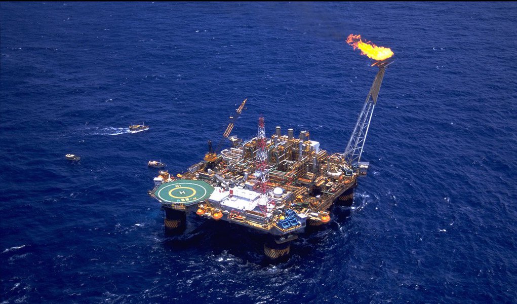 Agência Nacional do Petróleo, Gás Natural e Biocombustíveis (ANP) investiga se petroleiras estão sonegando impostos ao vender petróleo produzido no Brasil; segundo o diretor da autarquia Waldyr Barroso, foram identificados dois casos em que as empresas mudaram os preços de venda de forma atípica; investigação já dura quatro meses e não tem prazo para conclusão