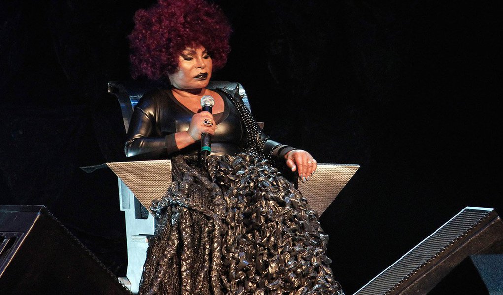 Aos 78 anos, a cantora e ativista de causas feministas Elza Soares conclamou as mulheres a irem às ruas para protestar contra a cultura do estupro; "Vamos reagir, vamos fortalecer. Conta comigo", chamou; "Agora se fala tudo. Só se fala, mas nada se faz. Não adianta. O negócio é a união da mulher mesmo e acabar com isso. A mulher estando unida tem uma força muito grande. A mulher não sabe a força que tem. Ela estando unida acaba com essa pouca vergonha, com esse disparate, essa coisa indecente, imoral", afirmou; apelo acontece após a repercusão causada pelo estupro coletivo contra uma jovem de 16 anos por mais de 30 homens no Rio