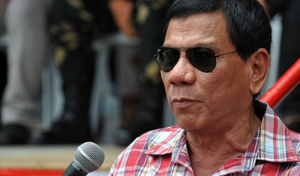 Presidente das Filipinas, Rodrigo Duterte, aparentemente se comparou com o líder nazista Adolf Hitler nesta sexta-feira, e disse que "ficaria feliz" em exterminar três milhões de usuários de drogas e traficantes no país; "Existem três milhões de viciados em drogas (nas Filipinas). Eu ficaria feliz de massacrá-los", afirmou; "Se a Alemanha teve Hitler, as Filipinas teriam...", disse ele, fazendo uma pausa e apontando para si mesmo. "Vocês conhecem minhas vítimas. Eu gostaria que fossem todas criminosas para encerrar o problema do meu país e salvar a próxima geração da perdição", completou