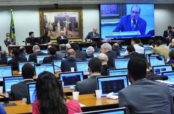 Por 48 votos a 12, o ex-presidente da Câmara Eduardo Cunha (PMDB-RJ) foi derrotado na Comissão de Constituição e Justiça (CCJ) da Casa, que decidiu rejeitar o parecer do relator do recurso de Cunha, deputado Ronaldo Fonseca (PMDB-BA), que recomendou que o processo de cassação de mandato do peemedebista voltasse ao Conselho de Ética; com o resultado, o processo avança e irá para votação em plenário; participando de sessão na CCJ pelo terceiro dia seguido, Cunha voltou a dizer hoje que não mentiu na CPI da Petrobras quando negou ter contas secretas na Suíça, motivo que baseou o pedido de cassação contra ele