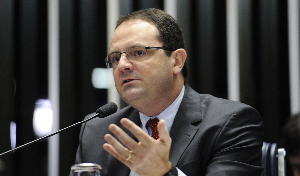 Nelson Barbosa acrescentou que a elaboração dos decretos é feita por "técnicos concursados que trabalham com isso há muito tempo". Ele disse esse instrumento dá mais liberdade aos agentes públicos para utilizar os recursos em um ambiente de orçamento limitado. "Em 2009, foram editados 32 processos de abertura de crédito suplementar. Foram aprovados pelo TCU sem ressalvas a esse aspecto”, destacou