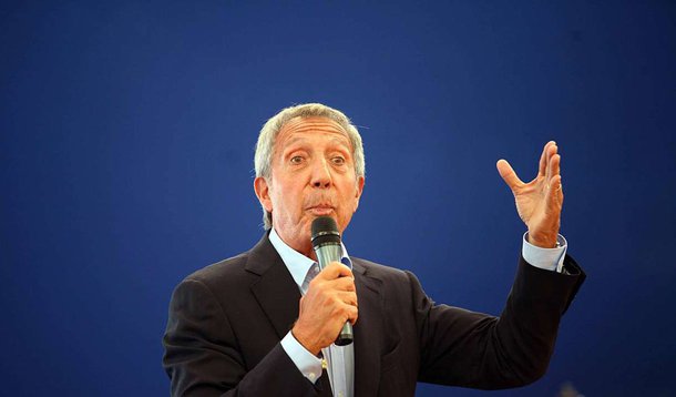 Para o empresário Abilio Diniz, que preside o conselho de administração da BRF, o mercado consumidor brasileiro já atingiu seu "fundo do poço" e os sinais de retomada estão aparecendo; segundo ele, o desempenho das vendas para o Dia dos Namorados já demonstra maior confiança; "Acredito no mercado interno crescente no terceiro trimestre. Nada de espetacular, mas já dando sinais de crescimento"; afirma ainda que os fundos de investimentos estrangeiros têm interesse de investir no Brasil e “só estão esperando regras e sinais claros de estabilização política"