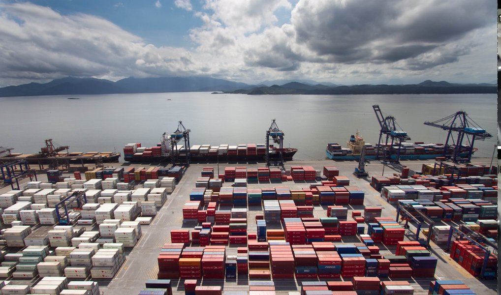 Queda das importações em ritmo maior que o recuo das exportações fez a balança comercial registrar superávit recorde para meses de maio; no mês passado, o país exportou US$ 6,437 bilhões a mais do que importou; segundo dados do Ministério da Indústria, Comércio Exterior e Serviços, Nos cinco primeiros meses do ano, o Brasil exportou US$ 19,681 bilhões a mais do que comprou do exterior; valor é recorde para o período e equivale a quase todo o superávit comercial do ano passado, quando a balança registrou resultado positivo de US$ 19,69 bilhões