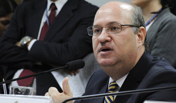 Durante sabatina na Comissão de Assuntos Econômicos do Senado, o economista Ilan Goldfajn, indicado pelo governo interino à presidência do Banco Central, disse entender que o governo deve estabelecer seus objetivos, dando ao BC liberdade técnica e operacional para alcançá-los; Goldfajn disse ainda que pretende manter o sistema de metas de controle da inflação e afirmou que a primeira tarefa do BC é assegurar a estabilidade da moeda