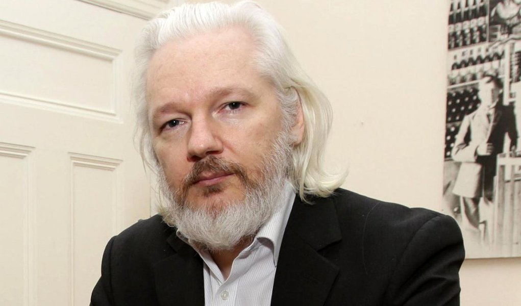 Fundador do portal WikiLeaks, Julien Assange, negou em entrevista ao canal de televisão americano NBC que a Rússia tenha qualquer ligação com o recente escândalo de vazamento de documentos comprometedores do Partido Democrata; documentos divulgados contêm, segundo WikiLeaks, informações sobre a estratégia da virtual candidata democrata à Casa Branca, Hillary Clinton, para vencer o rival nas primárias, Bernie Sanders; A equipe de campanha de Clinton sugeriu que a ação poderia ter sido ordenada por Moscou para favorecer o candidato republicano Donald Trump, por este ter uma posição mais crítica à OTAN do que a sua rival democrata; "Não há provas disso. Nós não revelamos a nossa fonte", disse Assange