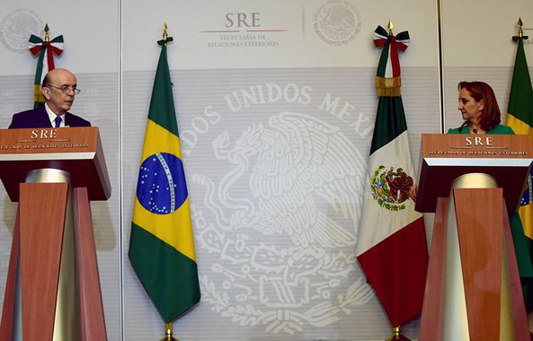 Membro de um governo provisório que não tem uma mulher no primeiro escalão, o ministro de Relações Exteriores, José Serra (PSDB), deu uma demonstração de machismo durante visita oficial ao México; à sua homóloga Claudia Ruiz Massieu, Serra "brincou" sobre o "perigo" de haver tantas mulheres na política mexicana; "Devo dizer, cara ministra, que o México, para os políticos homens no Brasil, é um perigo porque descobri que aqui quase a metade dos senadores são mulheres", afirmou