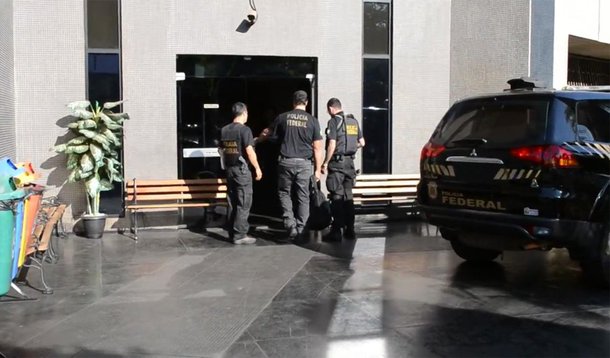 A Polícia Federal (PF) prendeu pelo menos 15 homens em flagrante em uma operação contra pedofilia infantil na internet - 13 em Brasília e dois em Goiás; eles são suspeitos de armazenar e ou compartilhar material pornográfico infantil na web. No grupo há um servidor da Câmara dos Deputados que guardava 300 HDs em casa; a PF teve acesso a arquivos com imagens de bebês sendo violentados. Um banco de dados compartilhado com a Agência de Polícia Internacional (Interpol) e a PF dos EUA (FBI) será usado para tentar rastrear os documentos