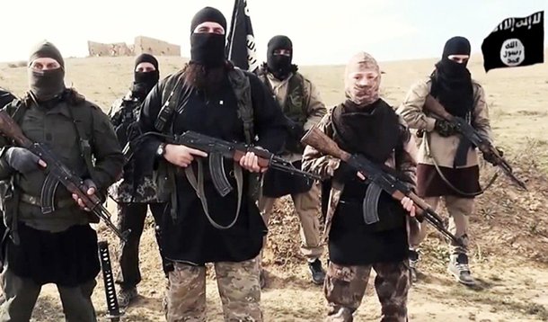 "Os representantes dos terroristas queimaram vivos sete companheiros que fugiram de um combate na região da cidade de Fallujah", informou o canal de televisão Fox; segundo a informação, os desertores foram amarrados e levados para uma caldeira com água fervendo; comandantes do Estado Islâmico mataram 19 pessoas que se negaram a participar de um combate no centro da cidade