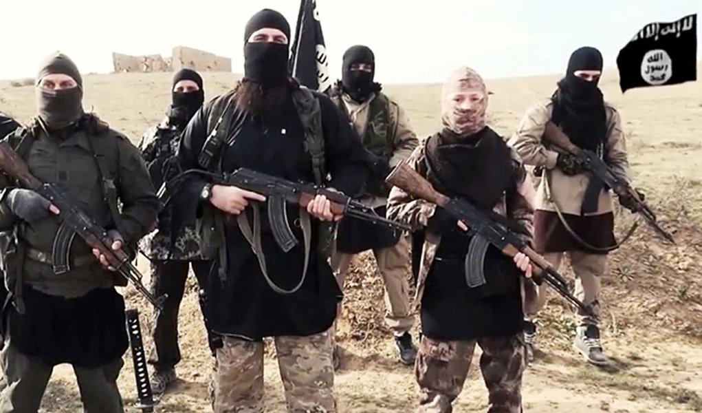 "Os representantes dos terroristas queimaram vivos sete companheiros que fugiram de um combate na região da cidade de Fallujah", informou o canal de televisão Fox; segundo a informação, os desertores foram amarrados e levados para uma caldeira com água fervendo; comandantes do Estado Islâmico mataram 19 pessoas que se negaram a participar de um combate no centro da cidade