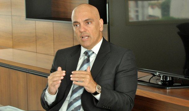 "Toda pessoa que é presa tem direito a um advogado, certo? Errado. Não é mais assim no governo interino, com o Ministro Lex Luthor, digo, Alexandre de Moraes", escreve Fernando Brito, do Tijolaço; "Se alguém for preso quarta, quinta, sábado e domingo e levado a um presídio federal, fica sem advogado, que só pode ir lá 'nas segundas, terças e sextas-feiras, por um período máximo de uma hora', segundo portaria editada no dia 28 de junho", afirma; citando reportagem do Uol, o blogueiro diz que "os acusados de 'terrorismo' presos" no País não falaram com seus advogados"; "Nem na ditadura se fazia isso"; critica; "Cadê a Ordem dos Advogados? Está estudando 'pedaladas' ou 'paneladas'?"