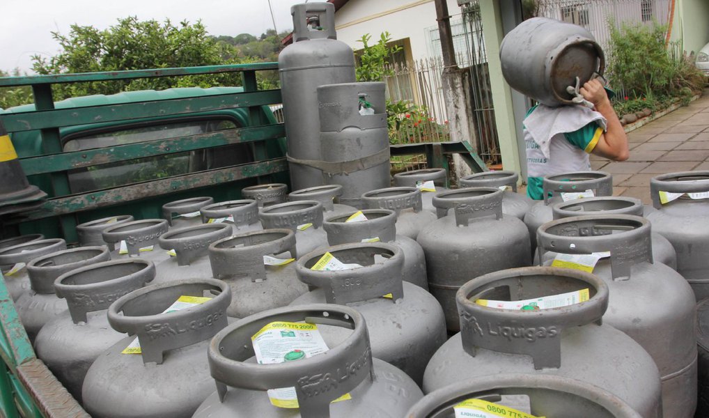 O Tribunal de Justiça do Distrito Federal (TJDF) condenou três empresas distribuidoras de gás de cozinha por formação de cartel; a Liquigás, a Supergasbrás e a Nacional Gás terão de pagar cada uma R$ 250 mil por danos morais coletivos; o processo corre na Justiça desde 2013; cabe recurso; os desembargadores reconheceram que as distribuidoras realizam cartel com o objetivo de uniformizar preços de venda e revenda do gás de cozinha, gerando prejuízo ao livre direito da concorrência e ao consumidor; no processo, o Ministério Público (MPDF) alegou que as empresas aumentavam o preço em 4,5% para revenda