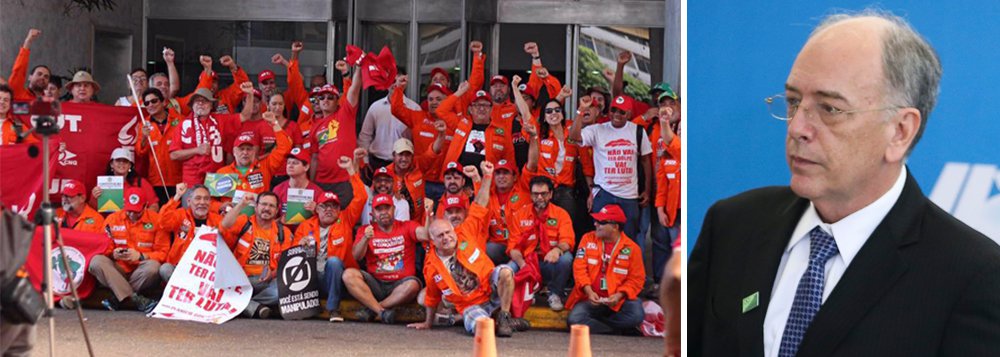 Federação Única dos Petroleiros (FUP) critica o "bombardeio midiático" sofrido pela Petrobras desde 2003, a fim de "fragilizar a estatal brasileira e com isso justificar a entrega do Pré-Sal"; "Pedro Parente assume interinamente a Presidência da Petrobrás pelas mãos de um governo golpista. Já chegou avisando que não interessa à empresa ser operadora do Pré-Sal, que intensificará a venda de ativos e que não admitirá interferência política na companhia", diz o texto; de acordo com a FUP, é preciso que a categoria se una de maneira "a não permitir que Pedro Parente e os golpistas entreguem esse patrimônio de mão beijada ao mercado"