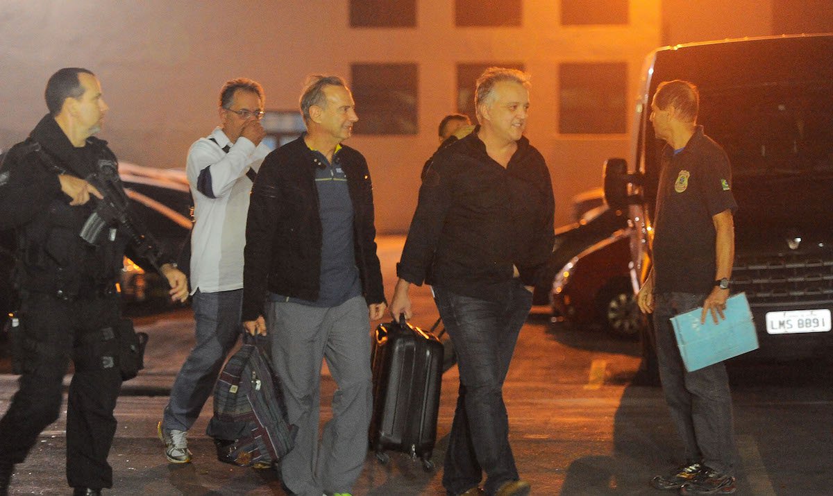 Rio de Janeiro - Empresário Carlinhos Cachoeira (de preto), o ex-diretor da Delta, Cláudio Abreu (de branco) e o empresário Adir Assad (de jaqueta) embarcam na viatura da Polícia Federal (Fernando Frazão/Agência Brasil)