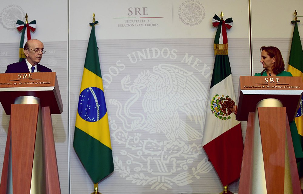 Membro de um governo provisório que não tem uma mulher no primeiro escalão, o ministro de Relações Exteriores, José Serra (PSDB), deu uma demonstração de machismo durante visita oficial ao México; à sua homóloga Claudia Ruiz Massieu, Serra "brincou" sobre o "perigo" de haver tantas mulheres na política mexicana; "Devo dizer, cara ministra, que o México, para os políticos homens no Brasil, é um perigo porque descobri que aqui quase a metade dos senadores são mulheres", afirmou