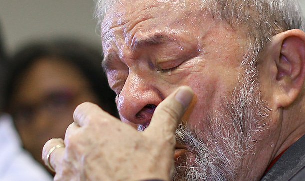 Lula está se movendo no ritmo de Paulinho da Viola, como o velho marinheiro, que durante o nevoeiro toca o barco devagar. E muito provavelmente alguns idiotas devem ter comemorado hoje o choro de Lula. Mas eles não entenderam nada. Absolutamente nada