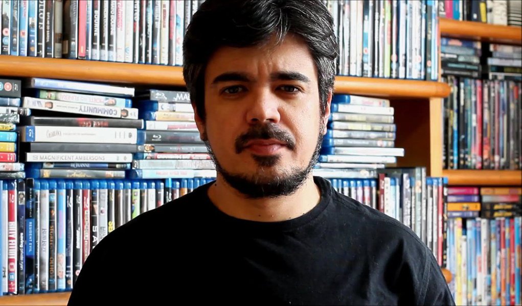 Em um longo texto no Facebook, o crítico de cinema Pablo Villaça rebate ofensas da "direita hidrofóbica, irracional e baixa que domina os perfis conservadores em redes sociais" sobre o anúncio do fim de seu site de cinema; para os críticos, "acabou a mamata" e "a teta do PT secou"; "Se eu não falasse de política, minha carreira certamente não teria sido tão prejudicada", conclui Villaça, que é contra o impeachment de Dilma