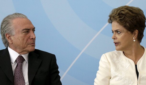 "Presidente criticou a decisão do governo interino de reajustar os benefícios do Bolsa Família em 12,5%, acima dos 9% prometidos por ela em maio, e muito abaixo do aumento concedido aos servidores: "Hoje, depois de nós insistirmos que era um absurdo não darem reajuste, eles deram. Eles não deram antes porque não têm compromisso com o povo. É um reajuste muito pequeno diante do reajuste que eles deram dentro do funcionalismo público. Acho absoluta irresponsabilidade fiscal e uma injustiça", criticou Dilma, em entrevista ao "Jornal do SBT"; ela se refere ao aumento de 41,5% dado ao funcionalismo público, que terá um impacto nos próximos quatros anos de 22,3 bilhões