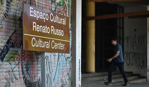 Representantes do setor cultural de Brasília acompanharam o andamento da reforma do Espaço Cultural Renato Russo (508 Sul); o trabalho foi iniciado na primeira quinzena de setembro com recursos de R$ 5,6 milhões da Agência de Desenvolvimento do Distrito Federal (Terracap); a previsão é que as obras terminem em junho de 2017; o projeto foi readequado para levar em conta a tradição e a importância do espaço para o setor