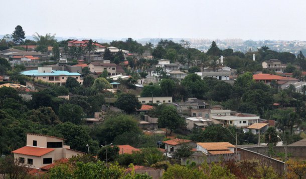 Águas Claras cresceu, em média, 7,8% ao ano desde 2013, segundo a Pesquisa Distrital por Amostra de Domicílios (Pdad) de 2016, divulgada pela Codeplan; a taxa de crescimento anual está acima da percebida em todo o Distrito Federal: 2,3%; a população estimada é de 148.490 habitantes (29.626 a mais que em 2013), com a maioria formada por mulheres (52,93%); o levantamento considera como parte da Região Administrativa de Águas Claras os Setores Arniqueiras e Areal, além do que nomeia como Águas Claras Vertical; somente no último, o índice de crescimento anual foi de 10,9%; os outros dois ficaram em 4,5% e 0,56%, respectivamente