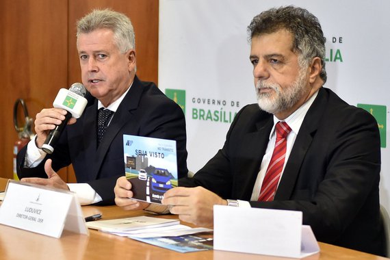 As multas aplicadas até esta segunda-feira (18) para os motoristas que não acenderam o farol baixo nas rodovias serão convertidas em advertência; o governador de Brasília, Rodrigo Rollemberg, e o DER-DF entenderam a necessidade de alertar os condutores antes de distribuir infrações; assim, as 5.055 multas aplicadas desde 8 de julho, quando começou a obrigatoriedade, contarão apenas como aviso — exceto as para condutores reincidentes; a medida vale para as autuações do DER-DF e da Polícia Militar; “Como Brasília tem um número grande de rodovias, é necessário um tempo para se acostumar”, disse Rollemberg, ao lado do diretor-geral do DER-DF, Henrique Luduvice