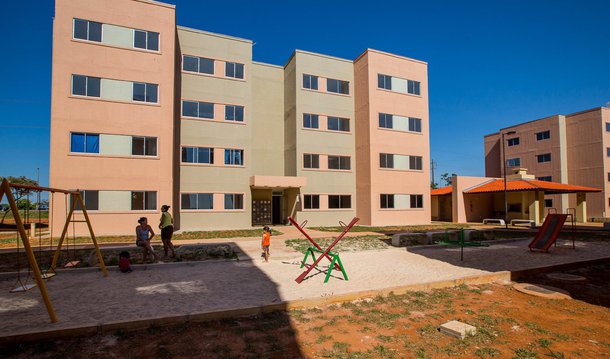 A Polícia Civil do Distrito Federal cumpria 19 mandados de prisão temporárias e 14 de condução coercitiva contra suspeitos de participar de uma quadrilha que fraudava programas habitacionais do governo local; o grupo oferecia facilidades para aquisição de casas e terrenos junto à Codhab "sem fila e burocracia", de acordo com as investigações; os suspeitos cobravam até R$ 15 mil das vítimas para efetivar o negócio, que era divulgado por meio de propaganda informal; eles forneciam documentos falsos para a compra das habitações e operavam em diversos endereços