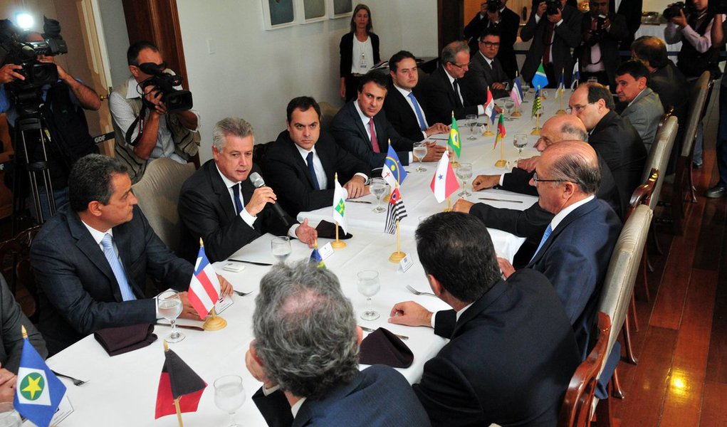 Governadores de 13 estados e quatro vice-governadores estão reunidos na residência oficial do governador do Distrito Federal, Rodrigo Rollemberg, para tratar da renegociação da dívida dos estados; eles defendem o alongamento da dívida por 20 anos, com a possibilidade de carência de 100% das parcelas por dois anos, retomando o pagamento das prestações após esse prazo; o governo federal acenou com uma contraproposta que muda o período de carência de 24 para 18 meses, com descontos escalonados