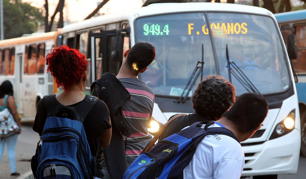 Gestores de instituições públicas e particulares têm mais duas semanas para acessar o Sistema de Cadastro de Instituições de Ensino, do Passe Livre Estudantil, e validarem o cadastro — o prazo se encerra em 31 de agosto; desde o início do processo, em 1° de agosto, até essa terça-feira (16), 246 pessoas fizeram o processo; a medida é imprescindível para que os alunos não tenham o direito à gratuidade no transporte público bloqueado; a lista de instituições que precisam acessar o sistema envolve, além das particulares, 7 escolas parque, 14 centros interescolares de línguas (CILs) e 109 colégios que oferecem a Educação de Jovens e Adultos (EJA). Escolas públicas de ensino regular já constam da base de dados do Transporte Urbano do Distrito Federal (DFTrans)