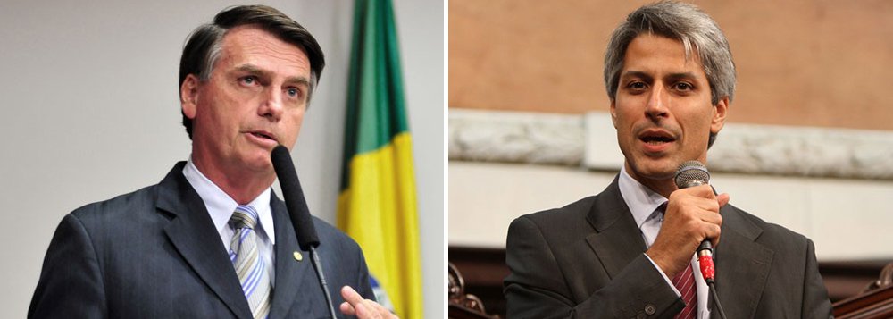 O deputado Jair Bolsonaro (PSC-RJ) fez jus a seu padrão troglodita no debate de ontem no Rio de Janeiro; Você é um bosta, um merda", disse ele ao deputado Alessandro Molon, candidato pela Rede; "Não bato em você porque se apaixona por mim", afirmou; Molon havia feito uma pergunta ao candidato Flávio Bolsonaro sobre questões ambientais