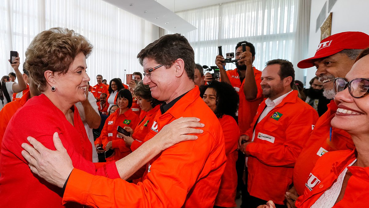 Em encontro com os petroleiros no Palácio da Alvorada, a presidente Dilma Rousseff anunciou que um dos pontos de sua carta aos brasileiros será firmar a defesa da soberania do Brasil, como a questão do pré-sal, que vem sendo entregue às companhias internacionais pelo governo interino; "Eu nunca vi uma empresa de petróleo não gostar de petróleo", ironizou; "Está em questão, sim, a privatização, o modelo das reservas estratégicas e o modelo de partilha. O olho é no modelo de partilha", acrescentou Dilma; ela ressaltou também que "a Petrobras representa o Brasil" e voltou a fazer duras críticas ao governo Temer, em relação à retirada de benefícios