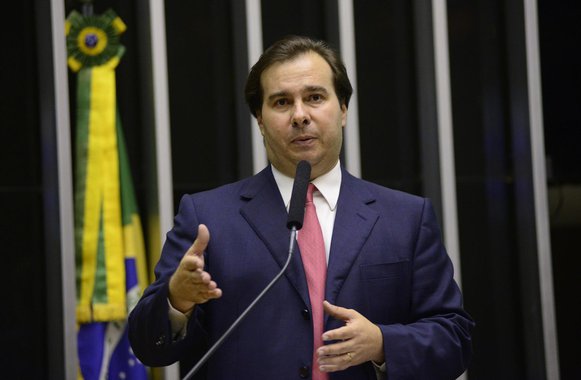 Preocupado em 'liberar os deputados para viajar nas eleições', o novo presidente da Câmara, Rodrigo Maia (DEM-RJ), disse neste sábado que a Casa deverá funcionar apenas dois dias por semana até as eleições de outubro; o democrata pretende fazer sessões às segundas e terças; a partir de quarta, os parlamentares estão livres para viajar e fazer campanha; "As campanhas eleitorais têm peso menor na segunda, terça e quarta-feira. Elas avançam mais na quinta e na sexta, e mais ainda no sábado e no domingo, quando os eleitores estão em casa", disse Maia