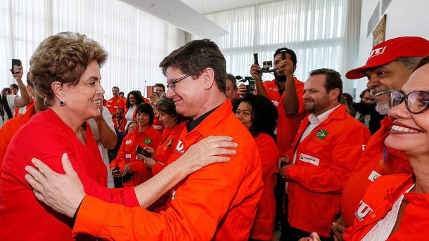 Em encontro com os petroleiros no Palácio da Alvorada, a presidente Dilma Rousseff anunciou que um dos pontos de sua carta aos brasileiros será firmar a defesa da soberania do Brasil, como a questão do pré-sal, que vem sendo entregue às companhias internacionais pelo governo interino; "Eu nunca vi uma empresa de petróleo não gostar de petróleo", ironizou; "Está em questão, sim, a privatização, o modelo das reservas estratégicas e o modelo de partilha. O olho é no modelo de partilha", acrescentou Dilma; ela ressaltou também que "a Petrobras representa o Brasil" e voltou a fazer duras críticas ao governo Temer, em relação à retirada de benefícios