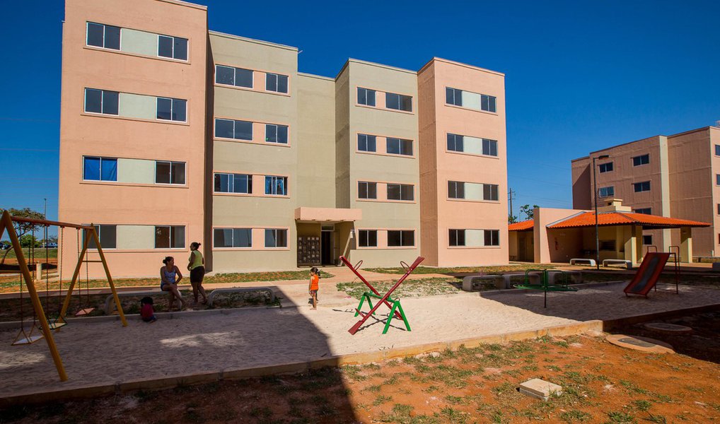 A Polícia Civil do Distrito Federal cumpria 19 mandados de prisão temporárias e 14 de condução coercitiva contra suspeitos de participar de uma quadrilha que fraudava programas habitacionais do governo local; o grupo oferecia facilidades para aquisição de casas e terrenos junto à Codhab "sem fila e burocracia", de acordo com as investigações; os suspeitos cobravam até R$ 15 mil das vítimas para efetivar o negócio, que era divulgado por meio de propaganda informal; eles forneciam documentos falsos para a compra das habitações e operavam em diversos endereços